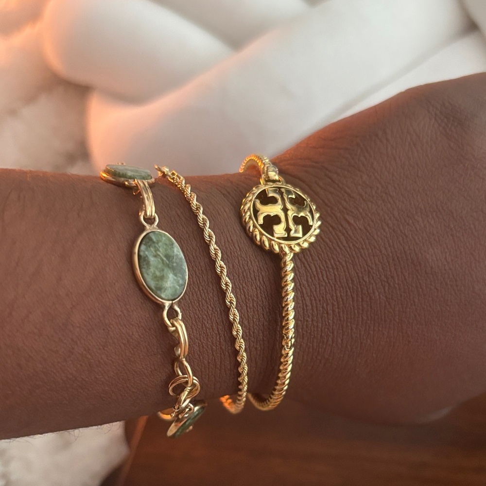 Elegant Gold Tory Burch Logo Hinged Clip
Bangle Bracelet